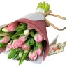 Букет из 25 розовых и белых тюльпанов в крафт-бумаге с открыткой