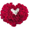 Сердце из 71 красной розы с белой гипсофилой
